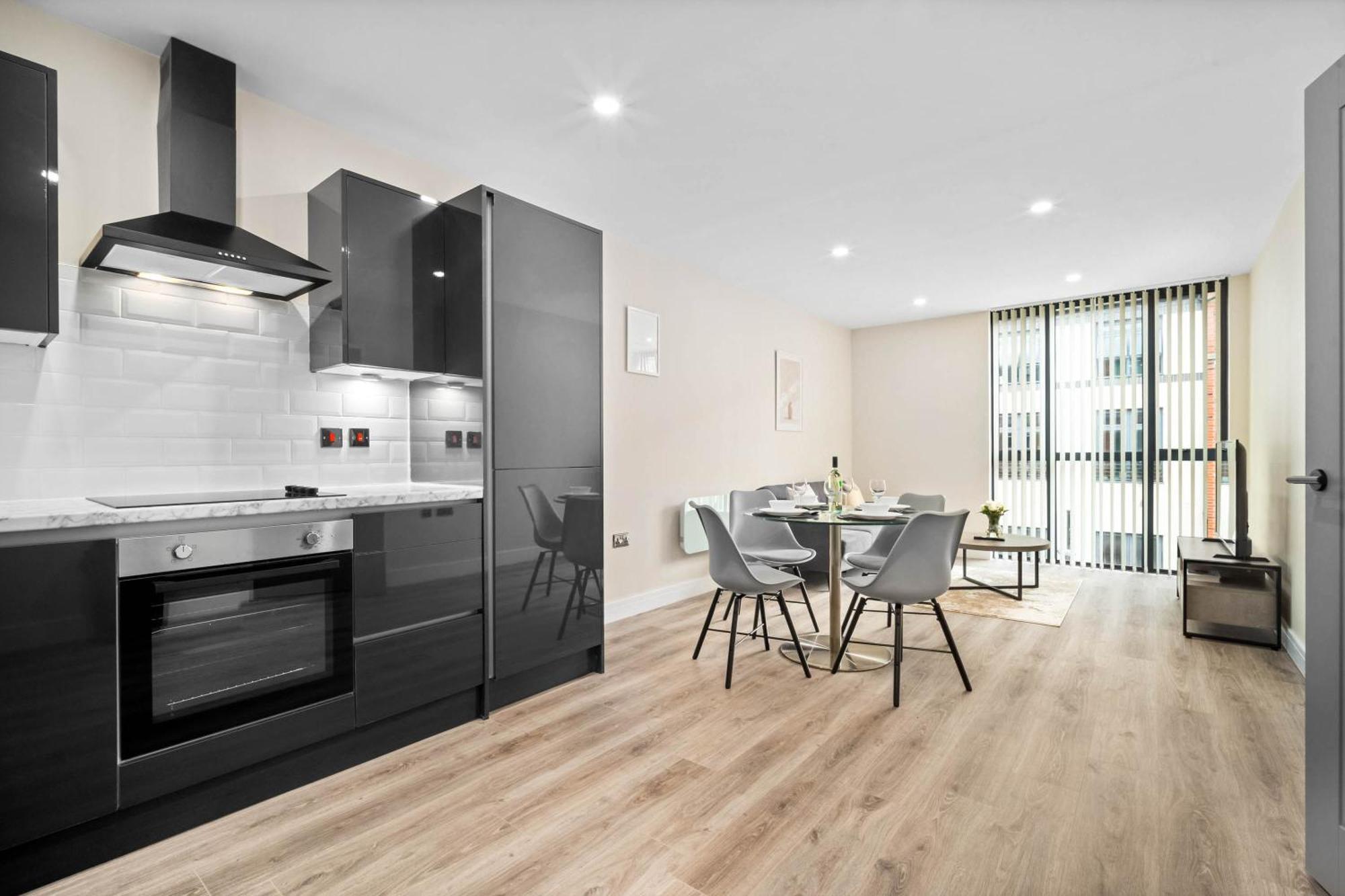 New Luxury Two Bedroom - Centre - Jq - Wifi - Netflix - 5ah Apartment *